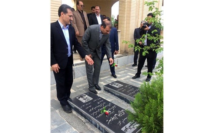 مسئولین آموزش و پرورش کردستان و جمعی از فرهنگیان با آرمان های شهدا و امام شهیدان تجدید میثاق کردند