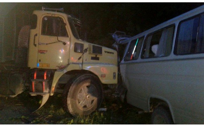 برخورد مینی بوس و کامیون در نکا ۱۶ مصدوم داشت