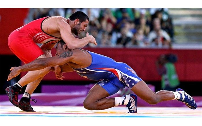 برد جنجالی در سنگین وزن کشتی آزاد و پرتاب بطری به تشک