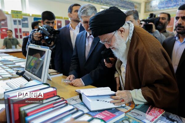 بازدید رهبر انقلاب از سی و‌‌ یکمین نمایشگاه بین‌المللی کتاب تهران