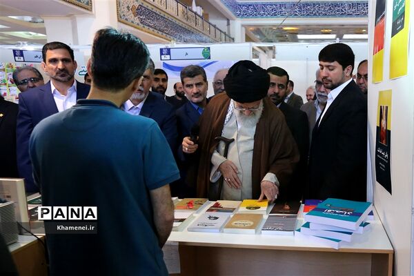بازدید رهبر انقلاب از سی و‌‌ یکمین نمایشگاه بین‌المللی کتاب تهران