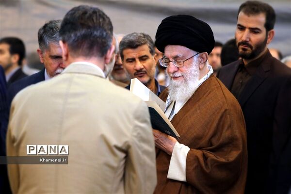 بازدید رهبر انقلاب از سی و‌‌ یکمین نمایشگاه بین‌المللی کتاب تهران