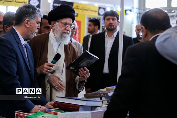 بازدید رهبر انقلاب از سی و‌‌ یکمین نمایشگاه بین‌المللی کتاب تهران