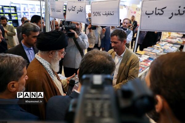 بازدید رهبر انقلاب از سی و‌‌ یکمین نمایشگاه بین‌المللی کتاب تهران