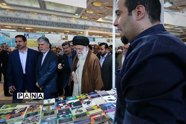 بازدید رهبر انقلاب از سی و‌‌ یکمین نمایشگاه بین‌المللی کتاب تهران