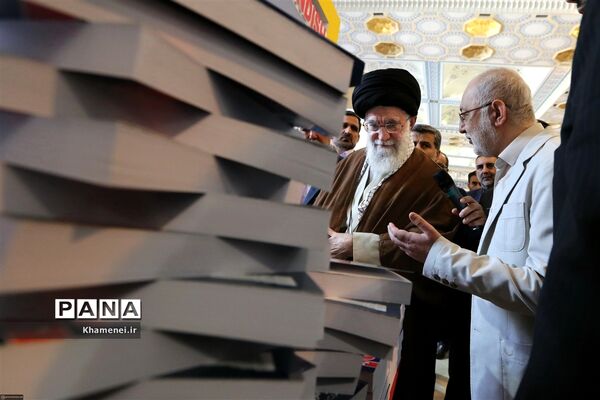 بازدید رهبر انقلاب از سی و‌‌ یکمین نمایشگاه بین‌المللی کتاب تهران