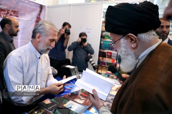 بازدید رهبر انقلاب از سی و‌‌ یکمین نمایشگاه بین‌المللی کتاب تهران