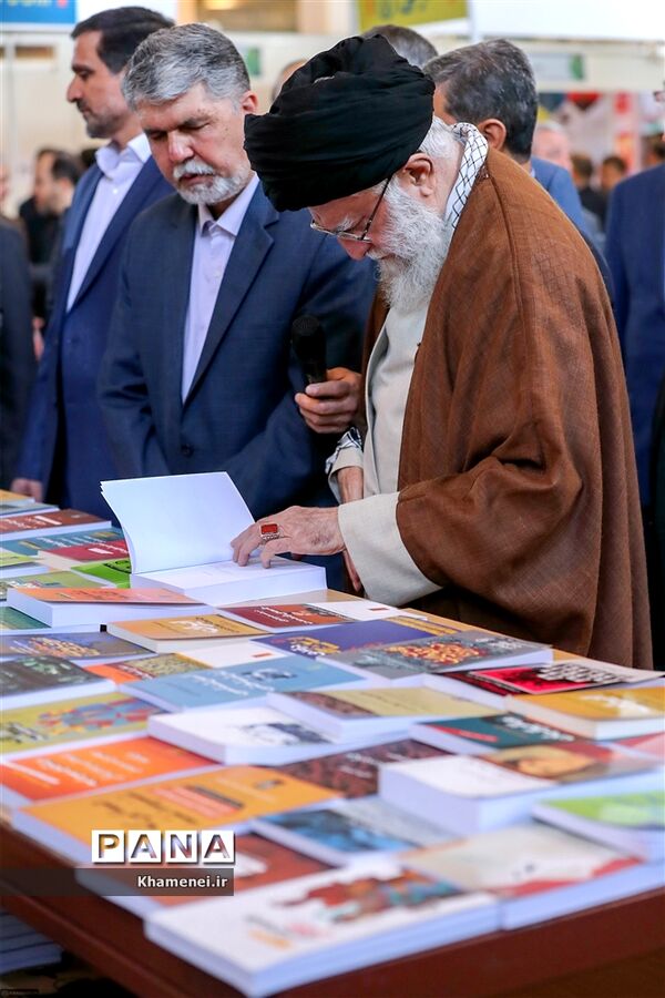 بازدید رهبر انقلاب از سی و‌‌ یکمین نمایشگاه بین‌المللی کتاب تهران