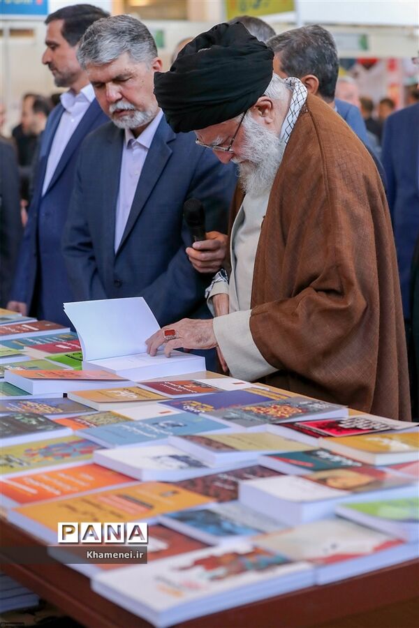 بازدید رهبر انقلاب از سی و‌‌ یکمین نمایشگاه بین‌المللی کتاب تهران