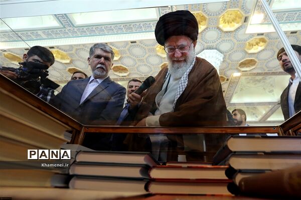 بازدید رهبر انقلاب از سی و‌‌ یکمین نمایشگاه بین‌المللی کتاب تهران
