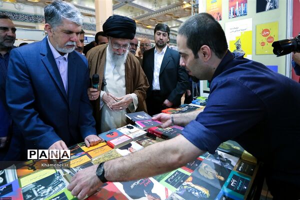 بازدید رهبر انقلاب از سی و‌‌ یکمین نمایشگاه بین‌المللی کتاب تهران