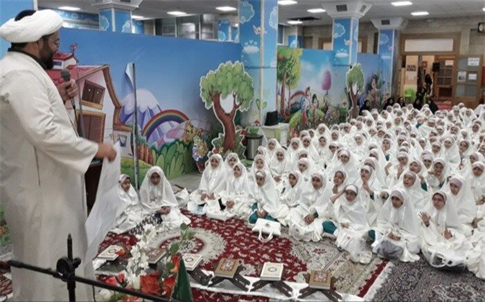 جشن شکرگزاری روان خوانی (قرآن )ویژه دانش‌آموزان پایه سوم ابتدایی در ناحیه دو شهر ری  برگزار شد