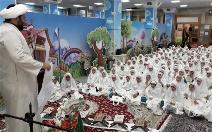 جشن شکرگزاری روان خوانی (قرآن )ویژه دانش‌آموزان پایه سوم ابتدایی در ناحیه دو شهر ری  برگزار شد