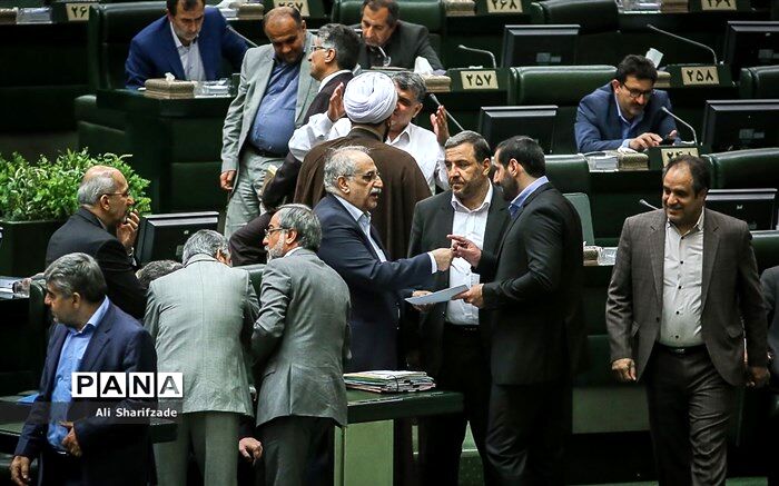جزئیات جلسه غیرعلنی مجلس با حضور جهانگیری:  از اصرار دولت بر نرخ4200 تومانی برای تأمین نیازها  تا وعده  برخورد با دلالان