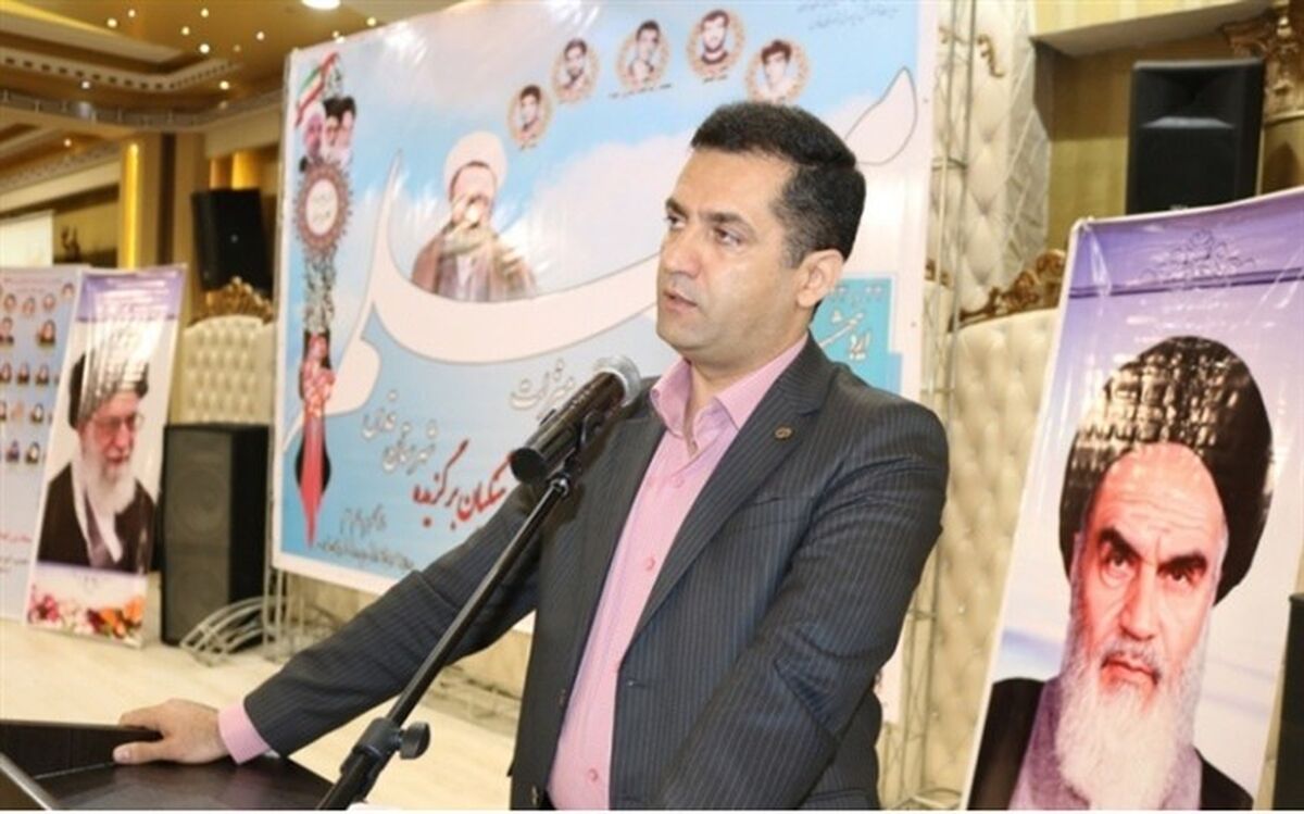 نقش معلم ،روشنگری و تاباندن نور به عرصه های تاریک وجود بشر است