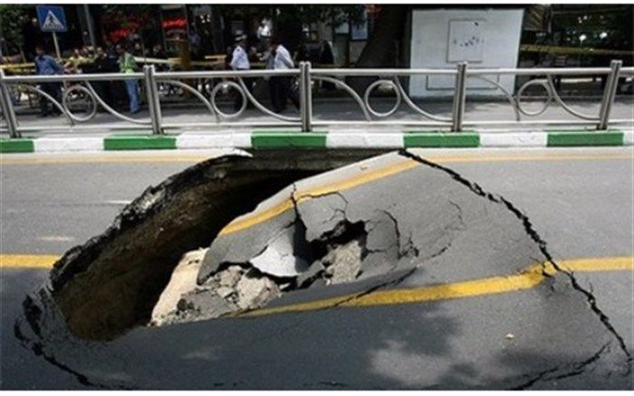 نشست زمین در میدان منیریه