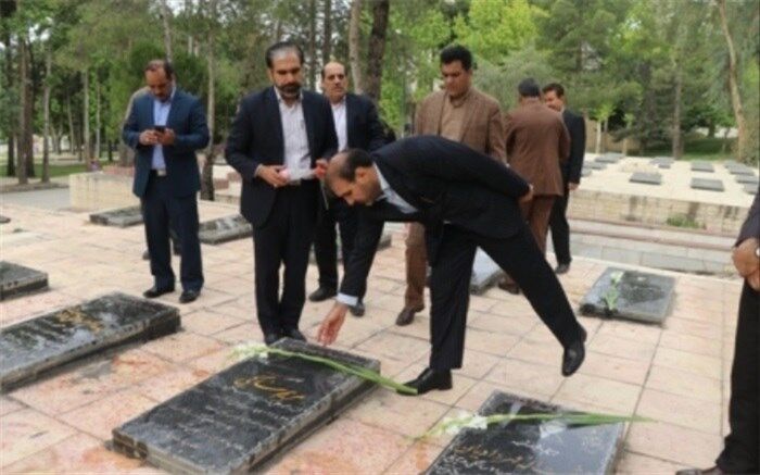مدیرکل آموزش و پرورش لرستان اولین روز کاری خود را با ادای احترام به مقام شامخ شهدا آغاز کرد