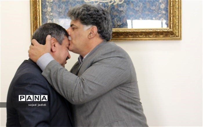 بوسه سپاس برجبین مردی که اندیشه خدمت به فرهنگ دارد