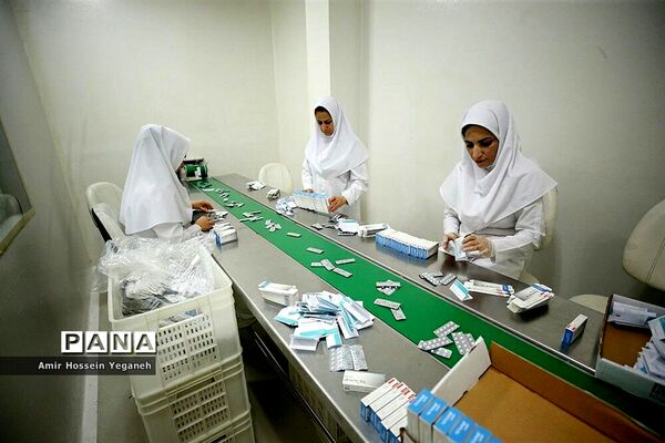 بازدید مدیرعامل سازمان منطقه آزاد از شرکت داروسازی کیش مدیفارم