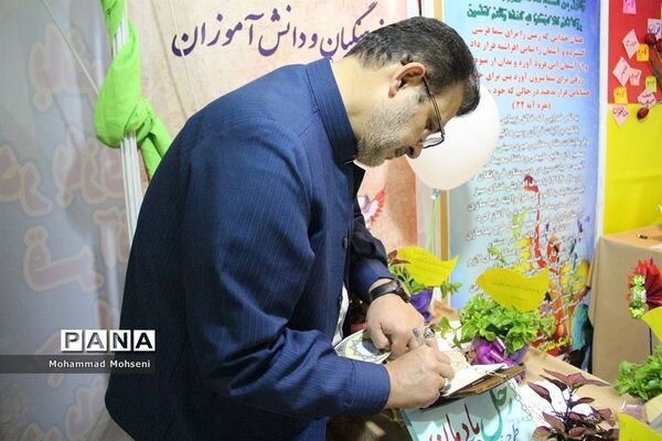 بازدید مدیرکل اداره قرآن، عترت و نماز آموزش و پرورش از نمایشگاه قرآن کریم
