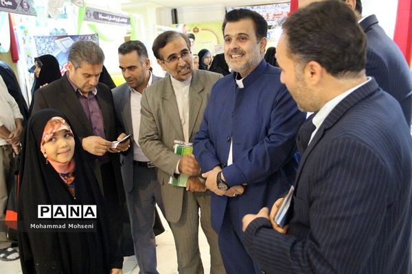 بازدید مدیرکل اداره قرآن، عترت و نماز آموزش و پرورش از نمایشگاه قرآن کریم
