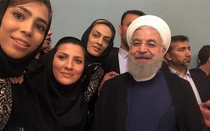 تصویر/ سلفی خواهران ووشوکار با رییس جمهور