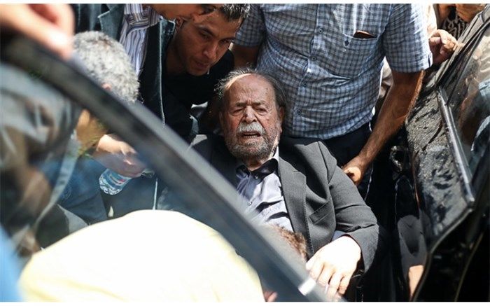 تصویر/ مشکل تنفسی محمدعلی کشاورز در مراسم ختم ناصر ملک‌مطیعی