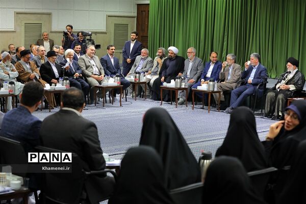 دیدار جمعی از شاعران و اهالی فرهنگ و ادب با مقام معظم رهبری