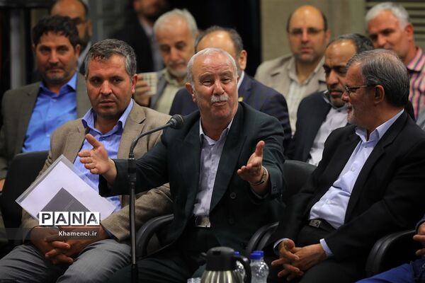 دیدار جمعی از شاعران و اهالی فرهنگ و ادب با مقام معظم رهبری