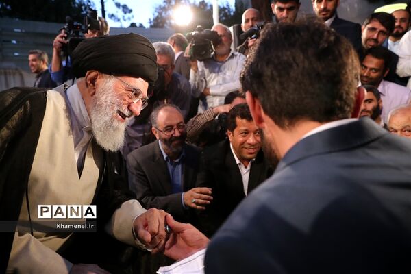 دیدار جمعی از شاعران و اهالی فرهنگ و ادب با مقام معظم رهبری