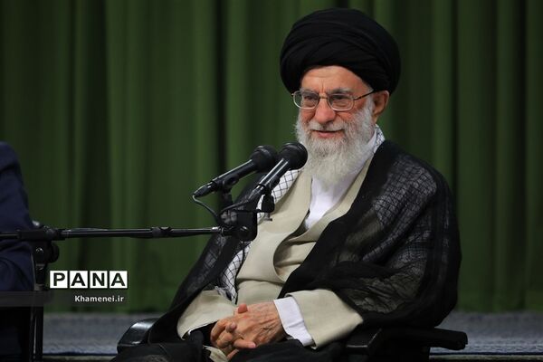 دیدار جمعی از شاعران و اهالی فرهنگ و ادب با مقام معظم رهبری