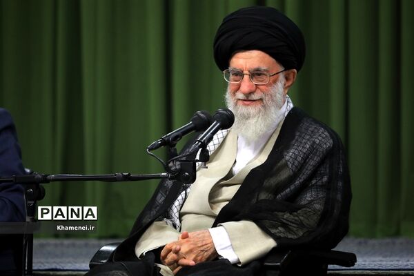 دیدار جمعی از شاعران و اهالی فرهنگ و ادب با مقام معظم رهبری