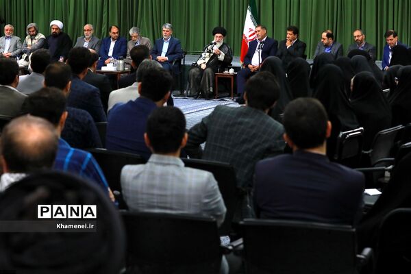 دیدار جمعی از شاعران و اهالی فرهنگ و ادب با مقام معظم رهبری