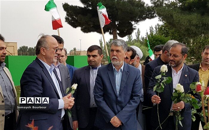 ادای احترام وزیر فرهنگ و ارشاد اسلامی به مقام شامخ شهدای ینگه امام شهرستان ساوجبلاغ