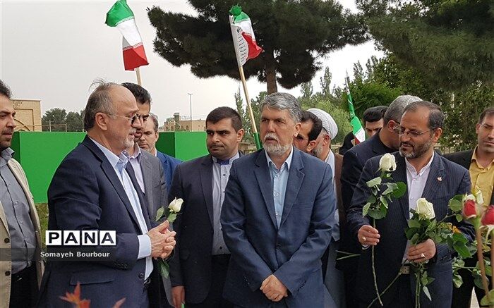 ادای احترام وزیر فرهنگ و ارشاد اسلامی به مقام شامخ شهدای ینگه امام شهرستان ساوجبلاغ