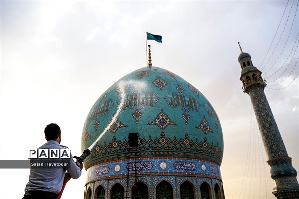 تعویض پرچم و شست و شوی گنبد مسجد مقدس جمکران