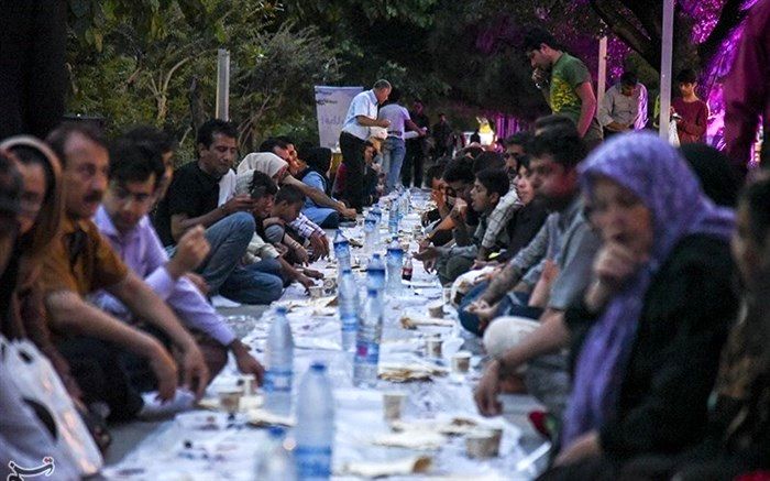 تصاویر/ سفره افطاری شهروندان در زیباترین بلوار تهران