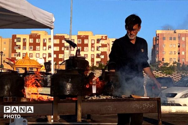 با مشت گره کرده برخاستیم