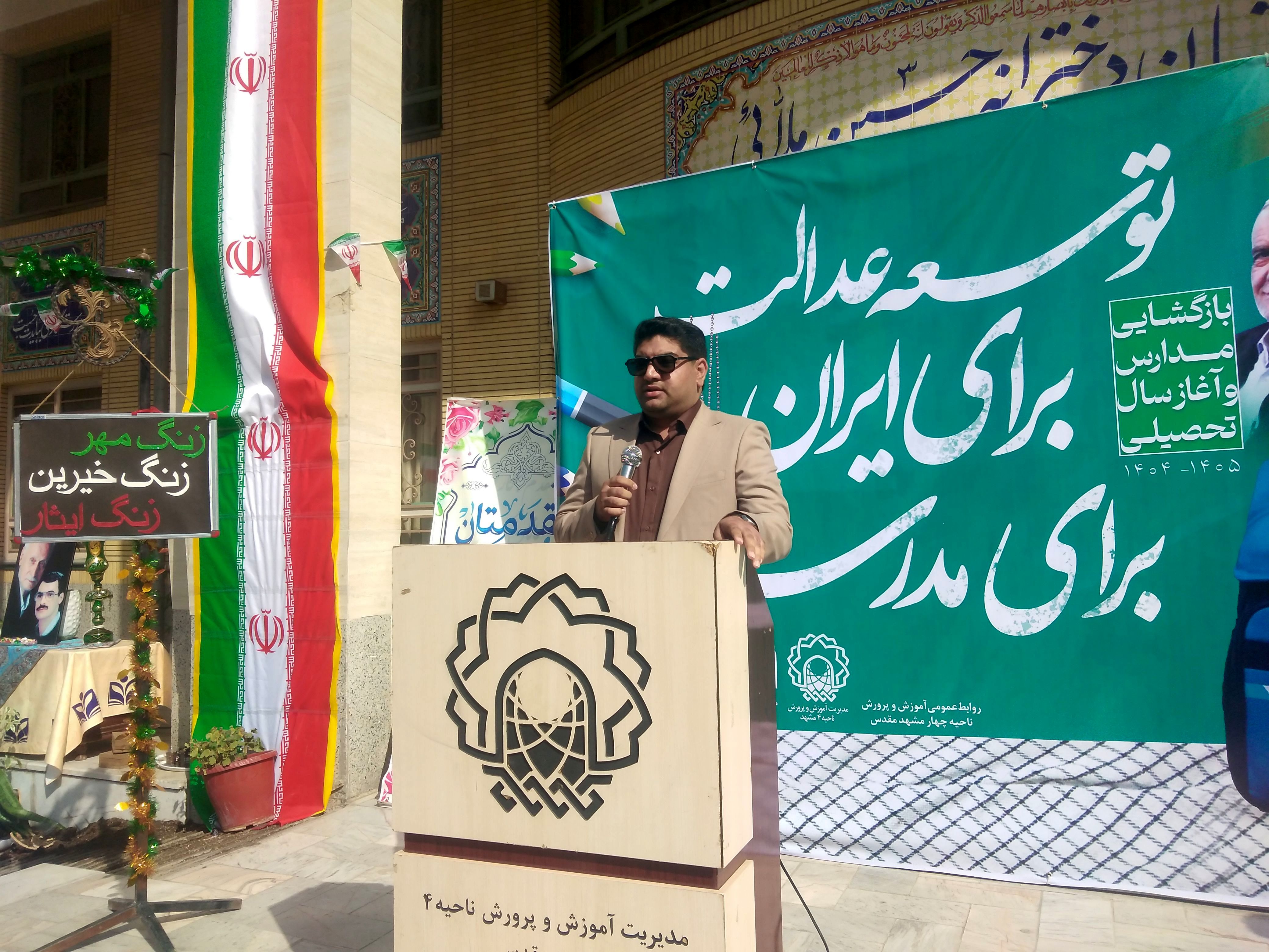 معلمان مانند جهادگران و ایثار گران جنگ به مبارزه با دشمنی به نام جهل و نادانی می‌روند