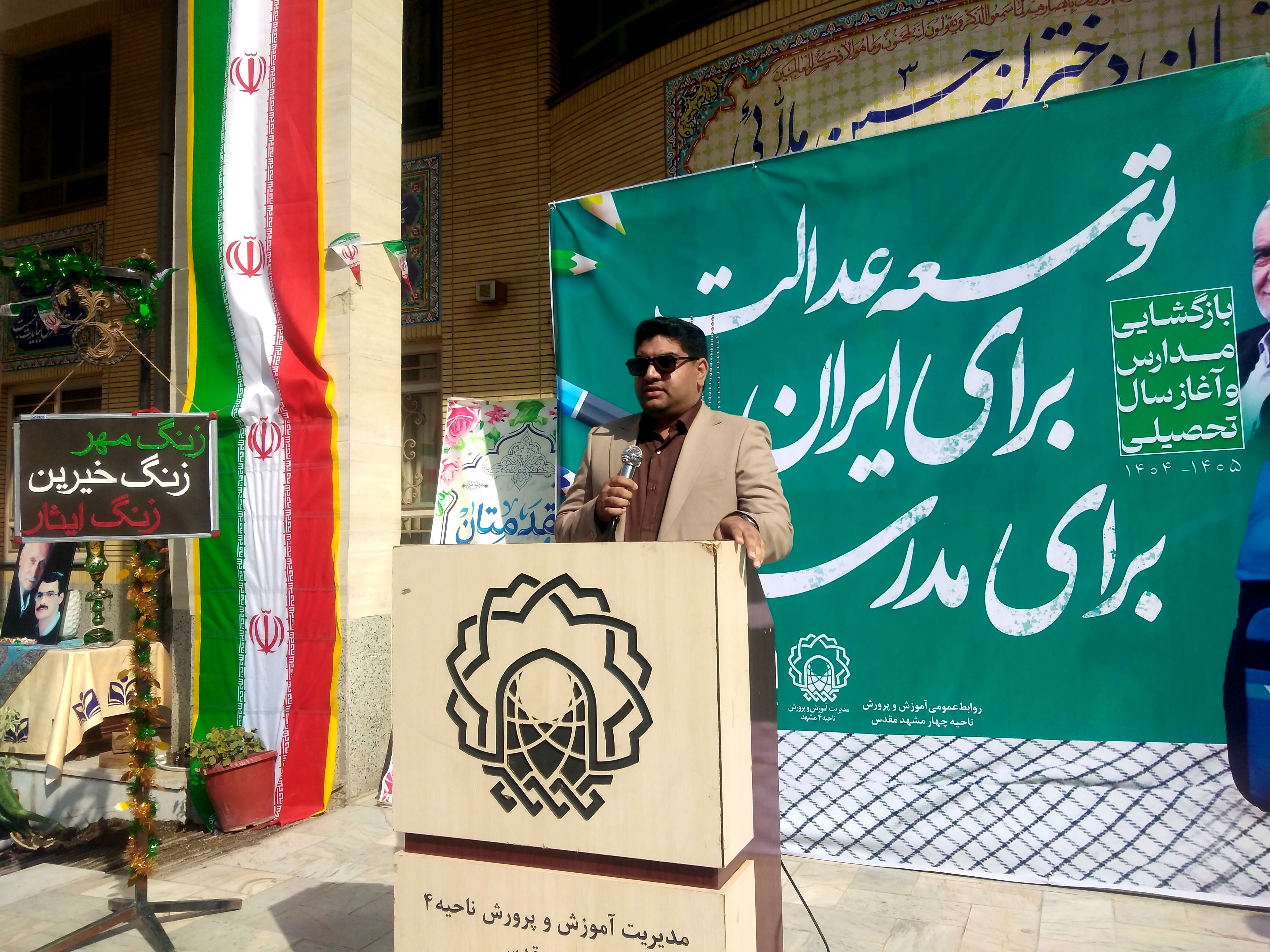 معلمان مانند جهادگران و ایثار گران جنگ به مبارزه با دشمنی به نام جهل و نادانی می‌روند