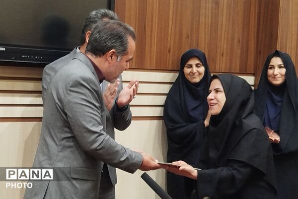 تقدیر از معلمان نمونه استانی به مناسبت گرامیداشت هفته معلم در ناحیه دو شهرری 