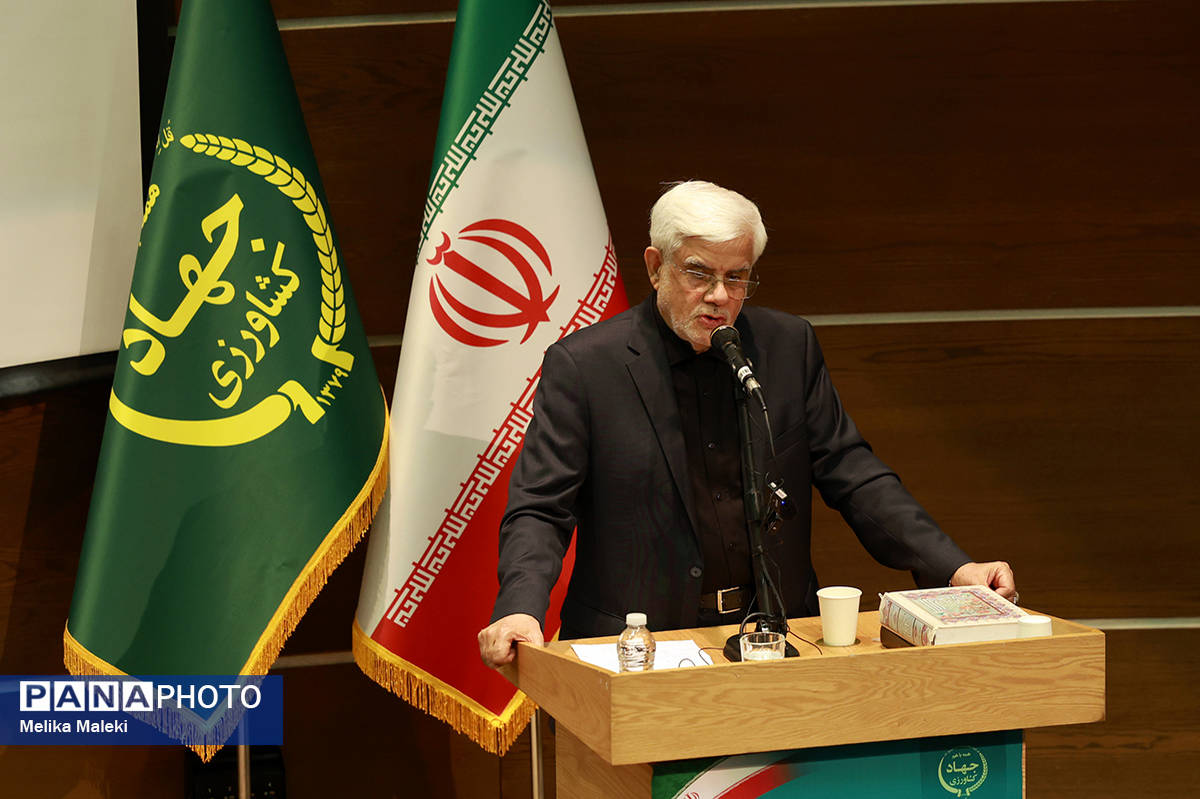 عارف: باید پیش فروش خودرو جمع شود