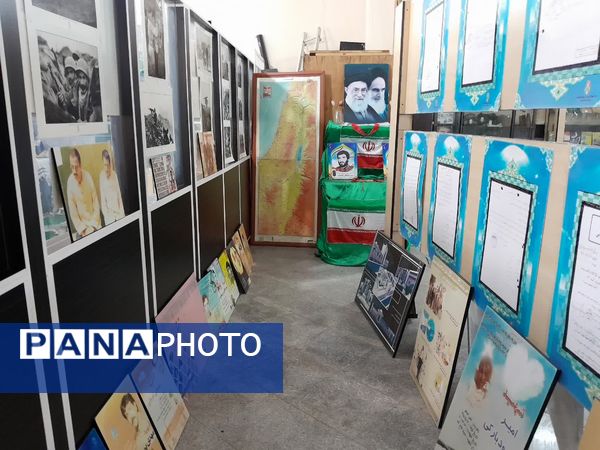 بازدید دانش‌آموزان از نمایشگاه دفاع مقدس واقع در مقبره شهدای گمنام شهرستان ورامین
