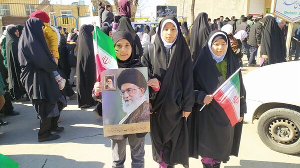 دهه نودی‌ها انقلاب را در دست گرفتند
