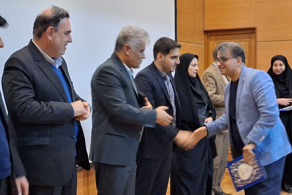 آیین تقدیر از انجمن‌های اولیا و مربیان برتر و تبیین فرآیند انتخابات شورای انجمن اولیا و مربیان ناحیه یک شیراز 