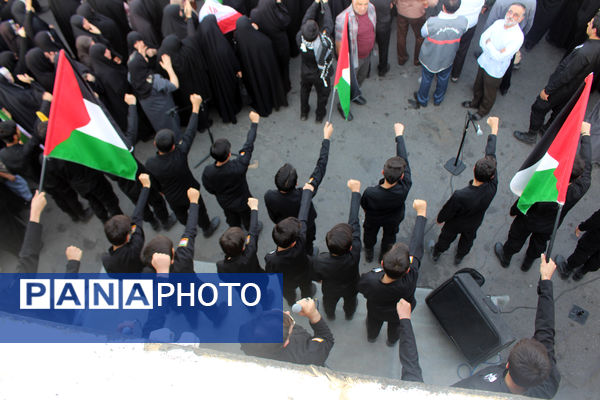 جلوه‌های حماسی از حضور نوجوانان قمی در مراسم تشییع شهدا 