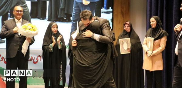 تجلیل از معلمان نمونه منطقه ۳؛ قدردانی از تلاش‌های اثرگذار در تعلیم و تربیت