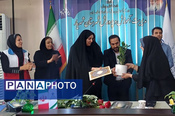 تقدیر از مراقبین سلامت و ارگان‌های مرتبط با حوزه سلامت در اداره آموزش و پرورش شهریار 