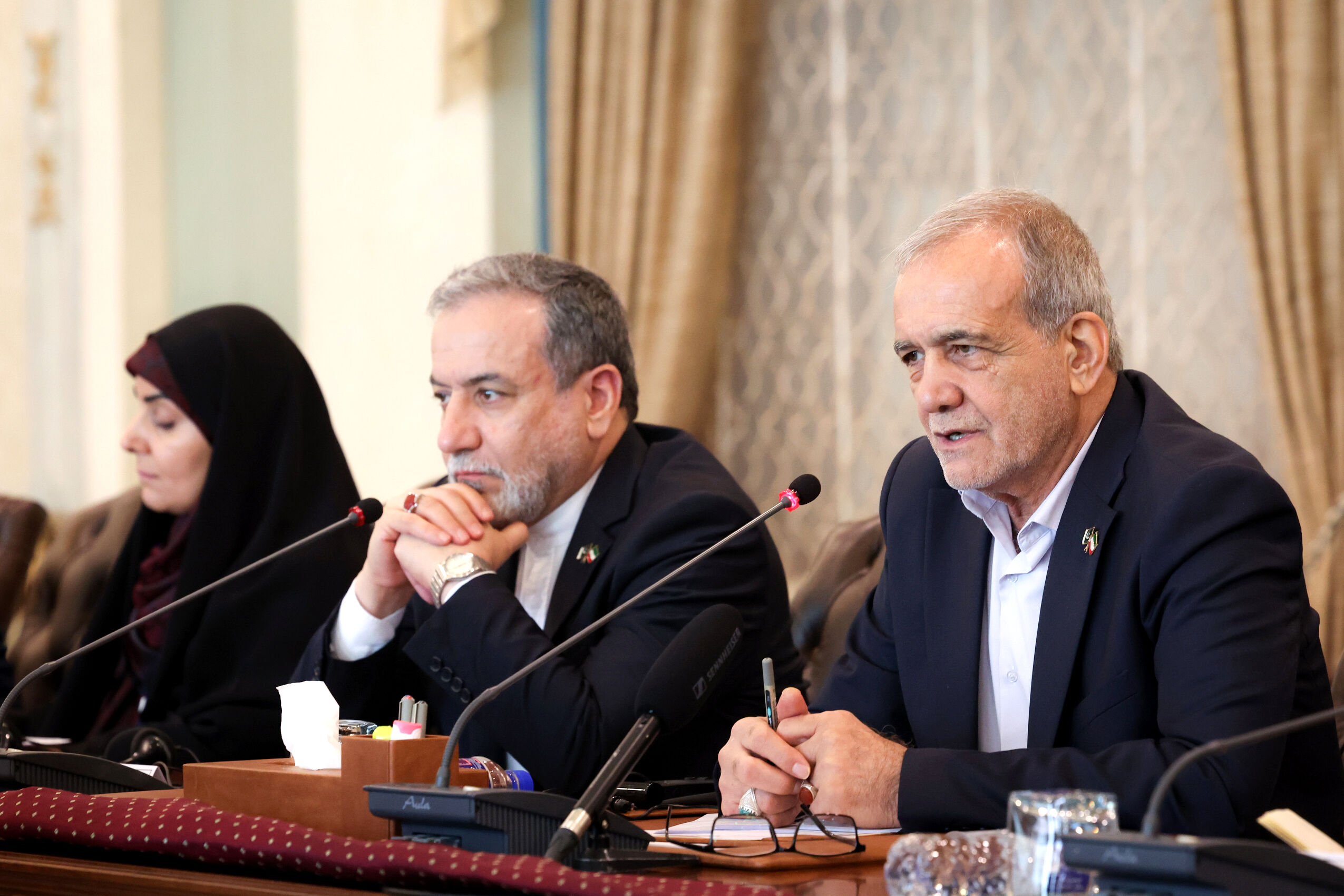 تصمیمات‌ دولت برای ثبات بازار؛ از تمدید واردات بدون انتقال ارز در مرزها تا اضافه‌شدن «دام زنده» ‌به فهرست کالاهای اساسی‌