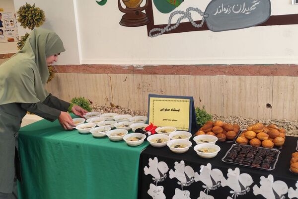 برپایی ایستگاه صلواتی و سفره حضرت فاطمه زهرا (س) در دبستان بنت‌الهدی فیروزکوه